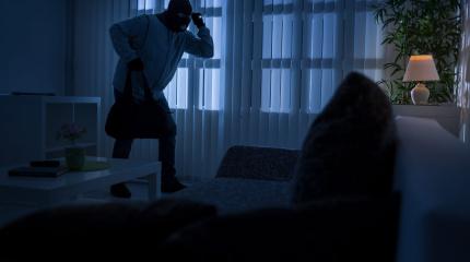 Pessoa invadindo residência particular