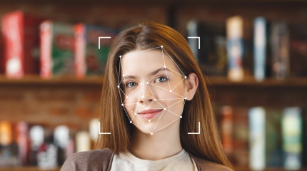 Imagem de uma jovem sorridente com reconhecimento facial, destacando a tecnologia de análise facial aplicada na imagem, em ambiente de biblioteca ou livraria.